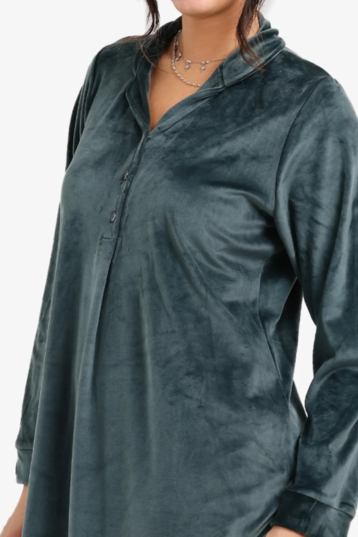 قميص نوم مخملي بياقة مدببة