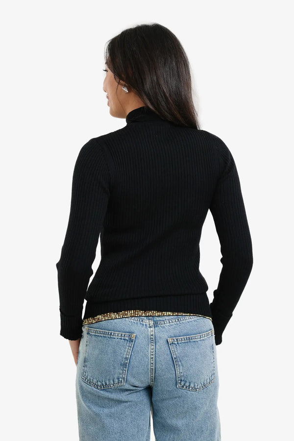 Ribbed pullover with a round neck