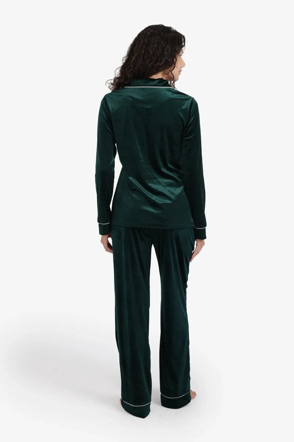 طقم بيجامة مخملية كلاسيكية