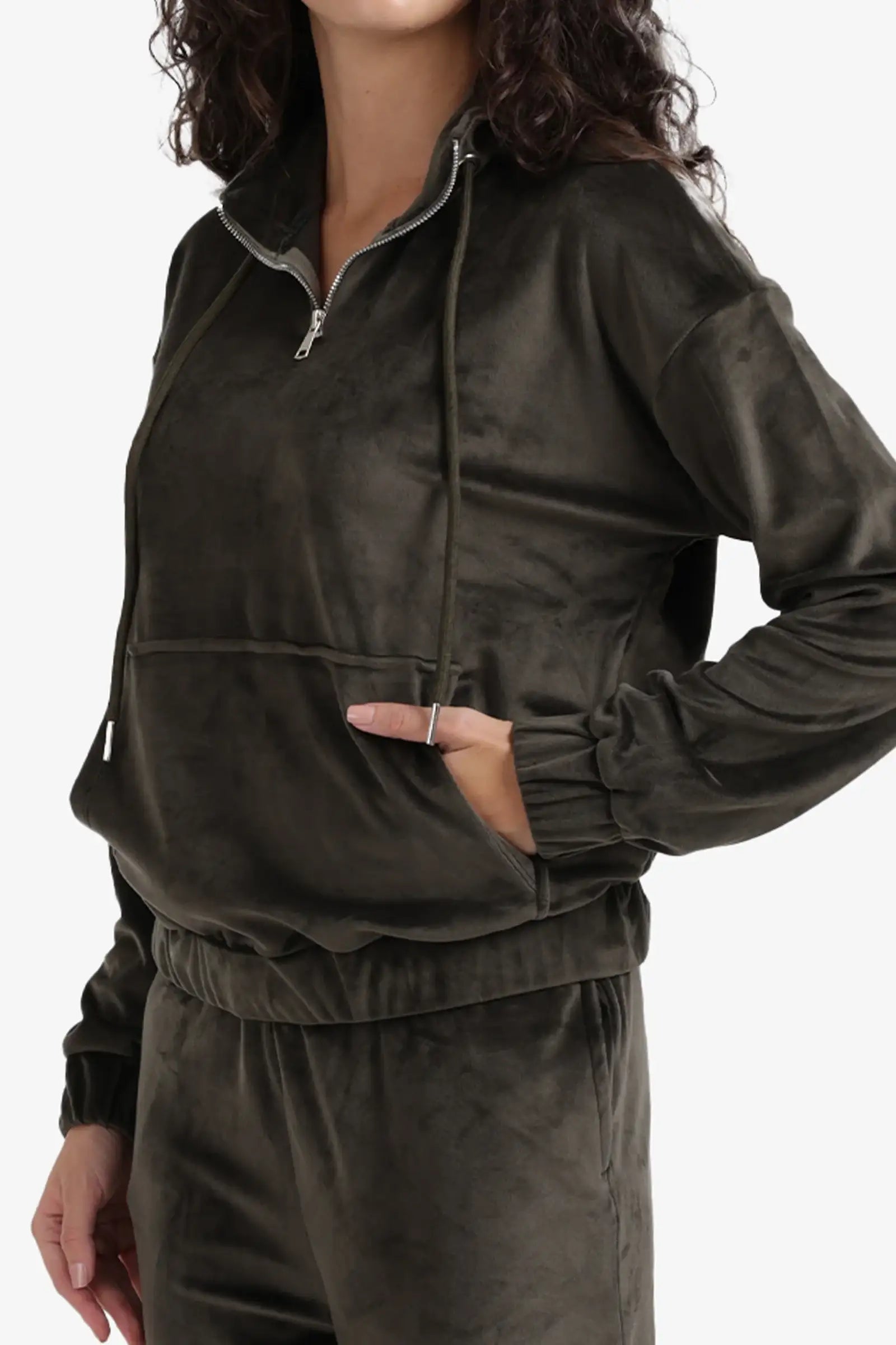 طقم بيجامة مخملي برقبة عالية