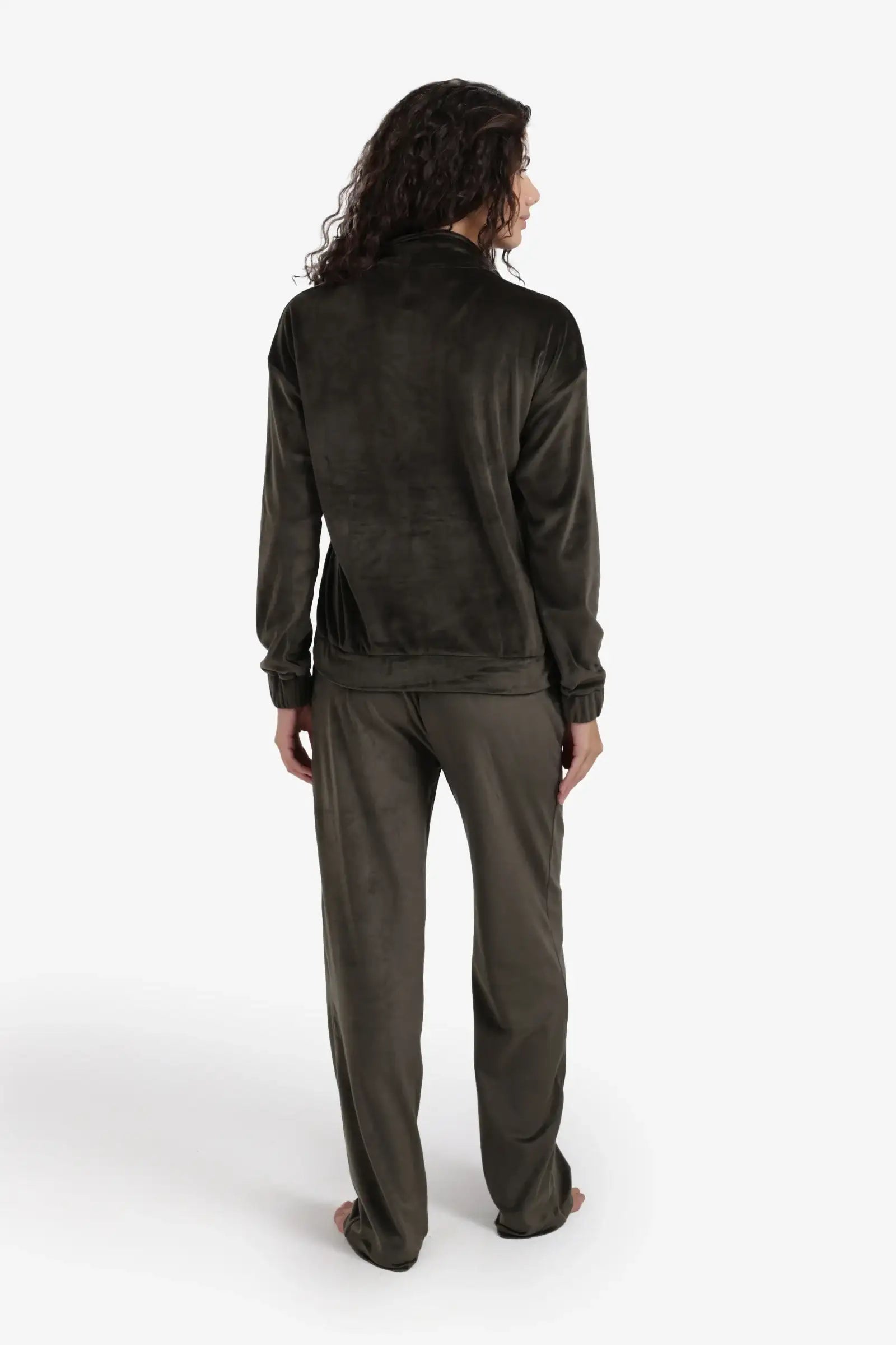 طقم بيجامة مخملي برقبة عالية