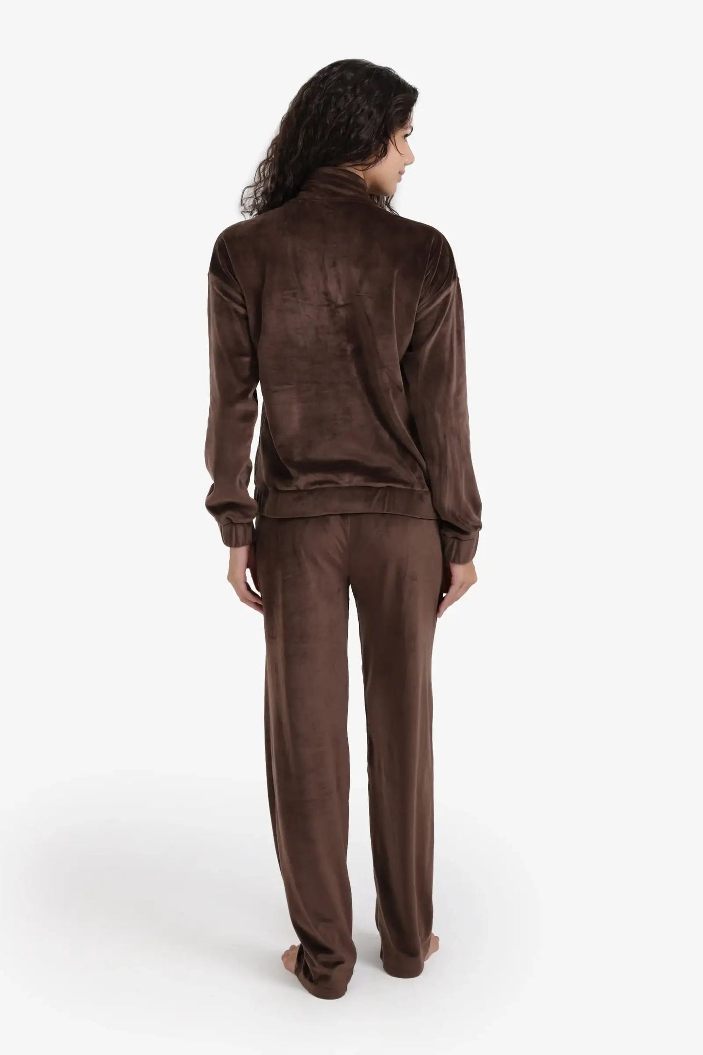 طقم بيجامة مخملي برقبة عالية