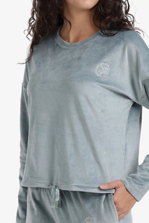 طقم بيجاما مطرز بشعار