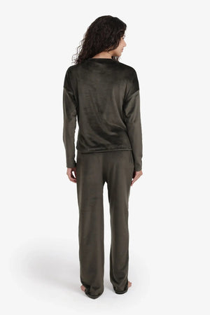 طقم بيجاما مطرز بشعار