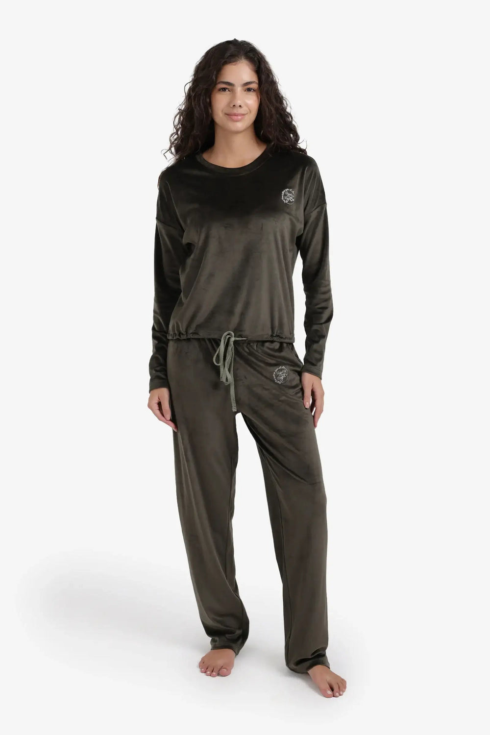 طقم بيجاما مطرز بشعار