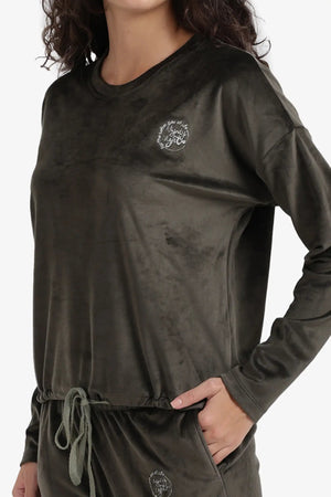 طقم بيجاما مطرز بشعار