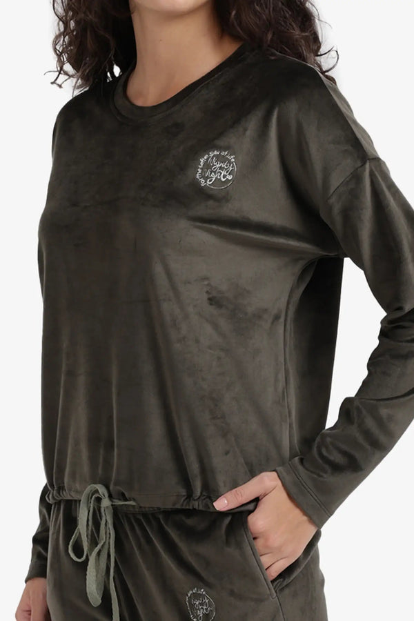 طقم بيجاما مطرز بشعار