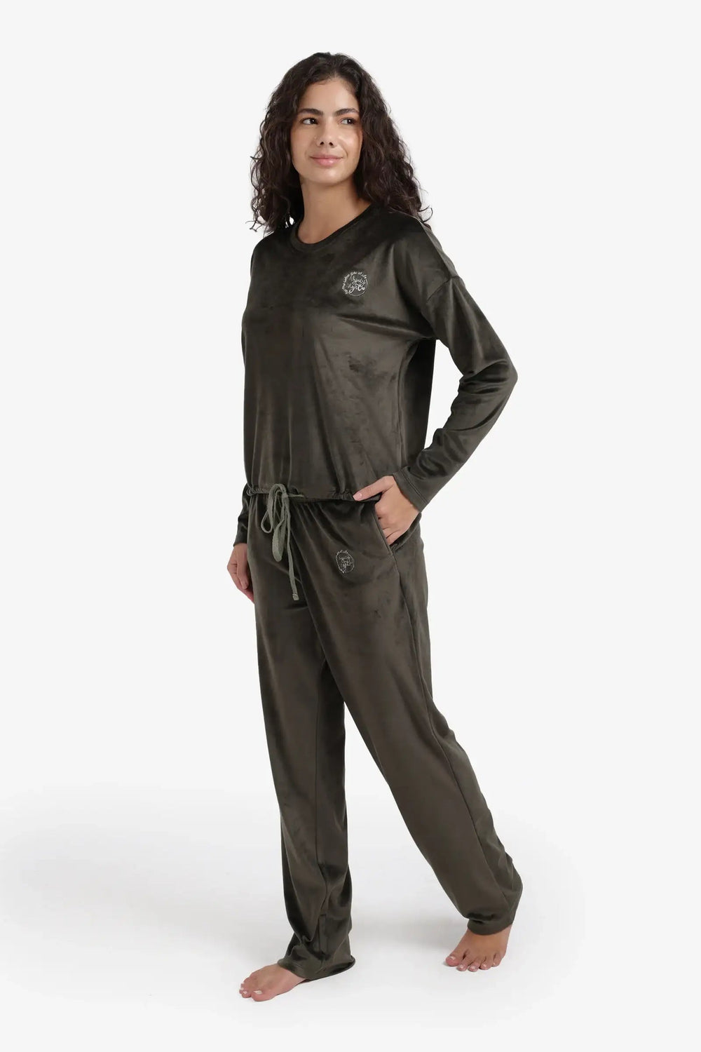 طقم بيجاما مطرز بشعار