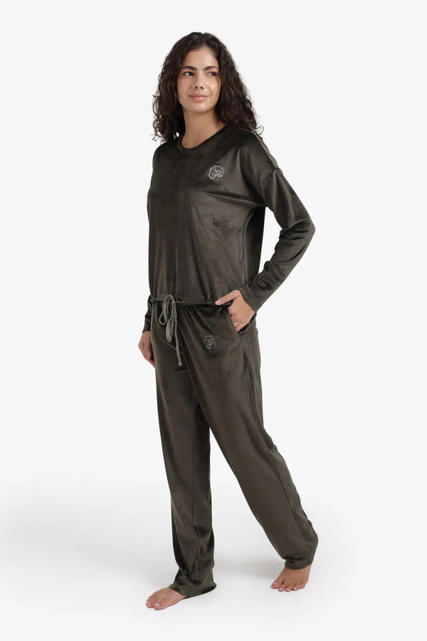 طقم بيجاما مطرز بشعار