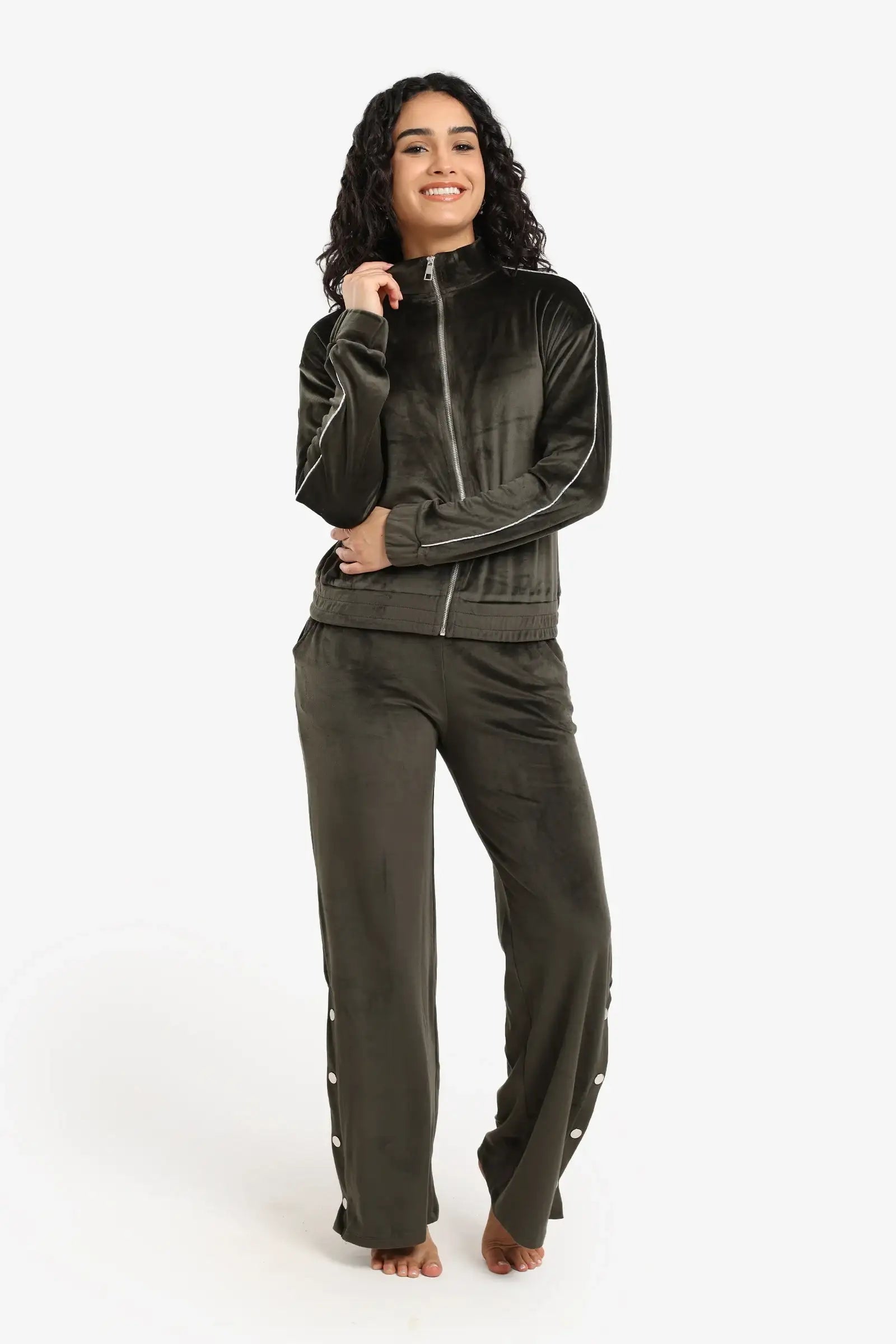 طقم بيجامة مخملي بقصّة مستقيمة