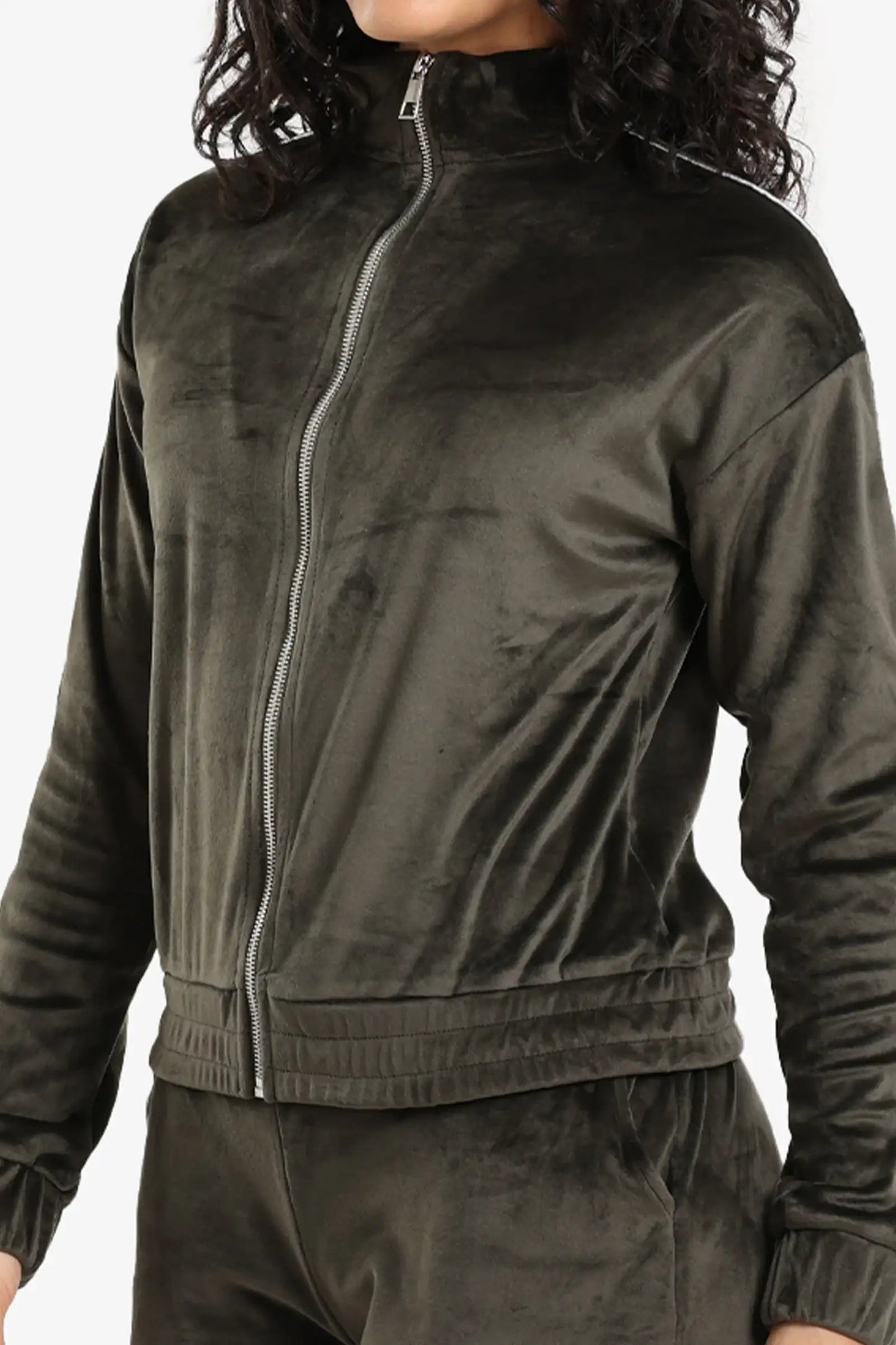 طقم بيجامة مخملي بقصّة مستقيمة