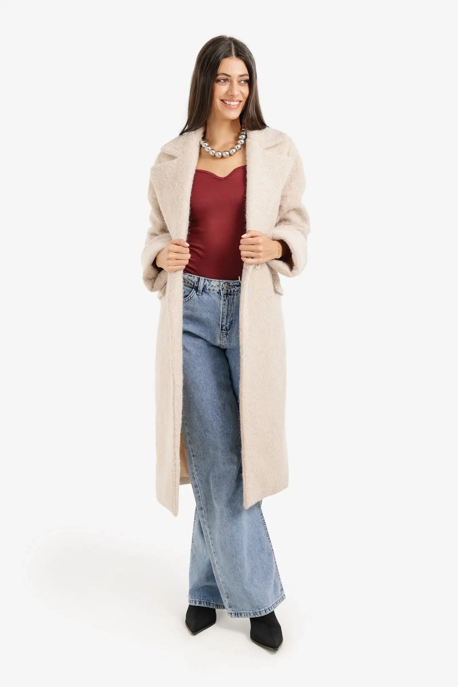 معطف ذو ياقة عريضة