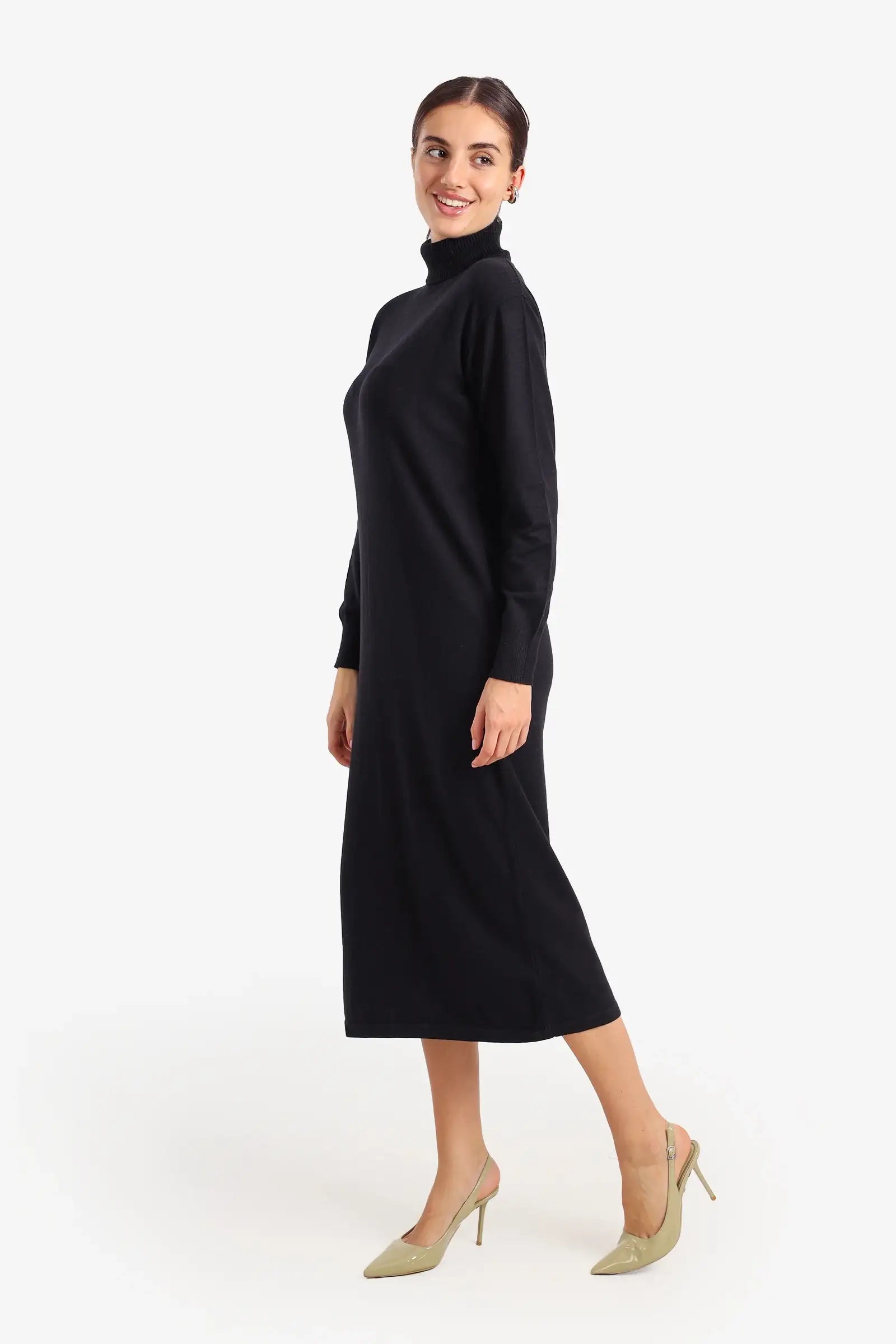 فستان متوسط الطول محبوك برقبة عالية