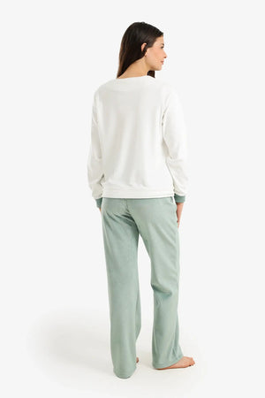 طقم بيجامة مخملي برقبة على شكل حرف V