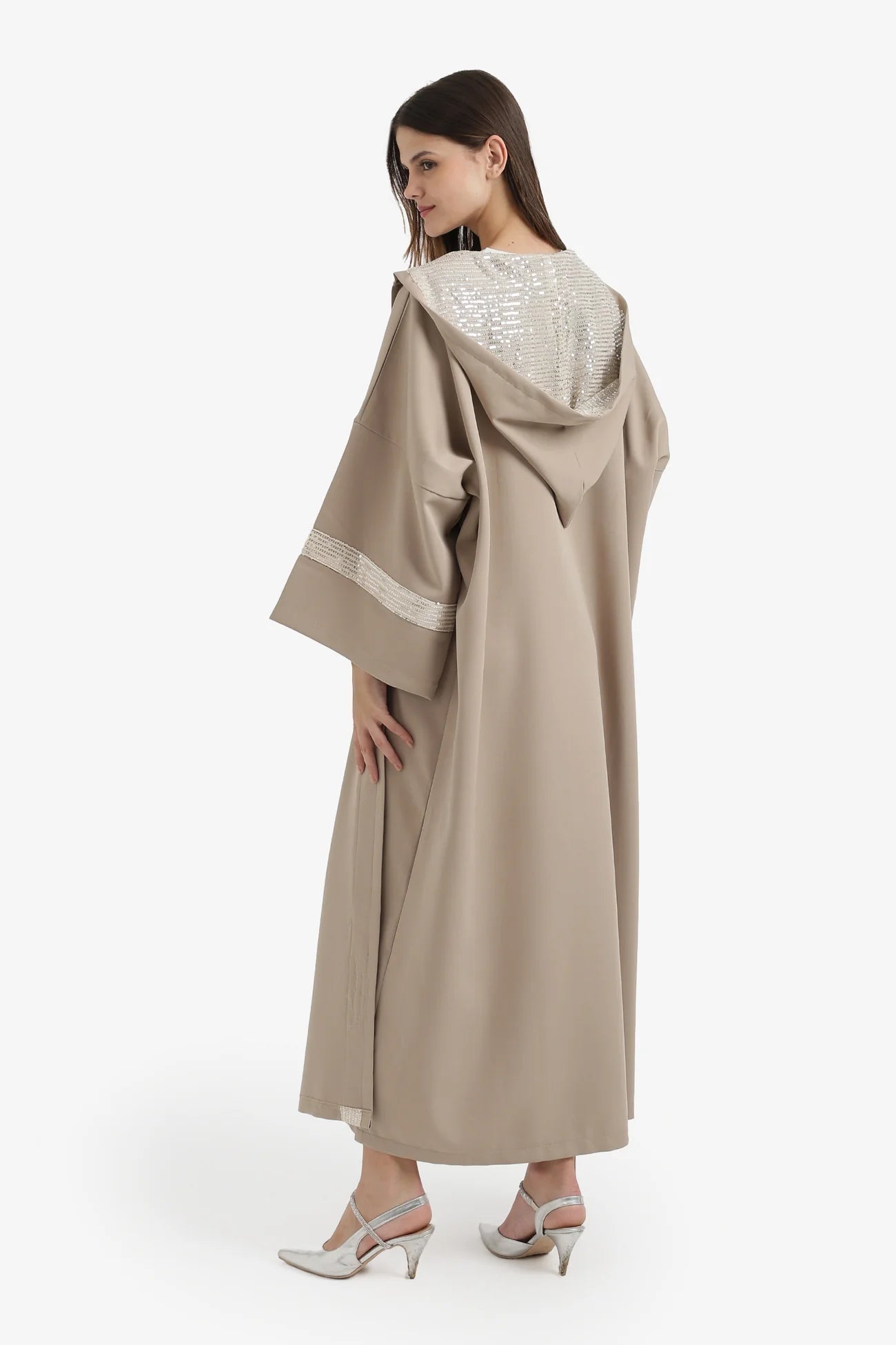 كيمونو بغطاء للرأس مزين بالترتر المتباين