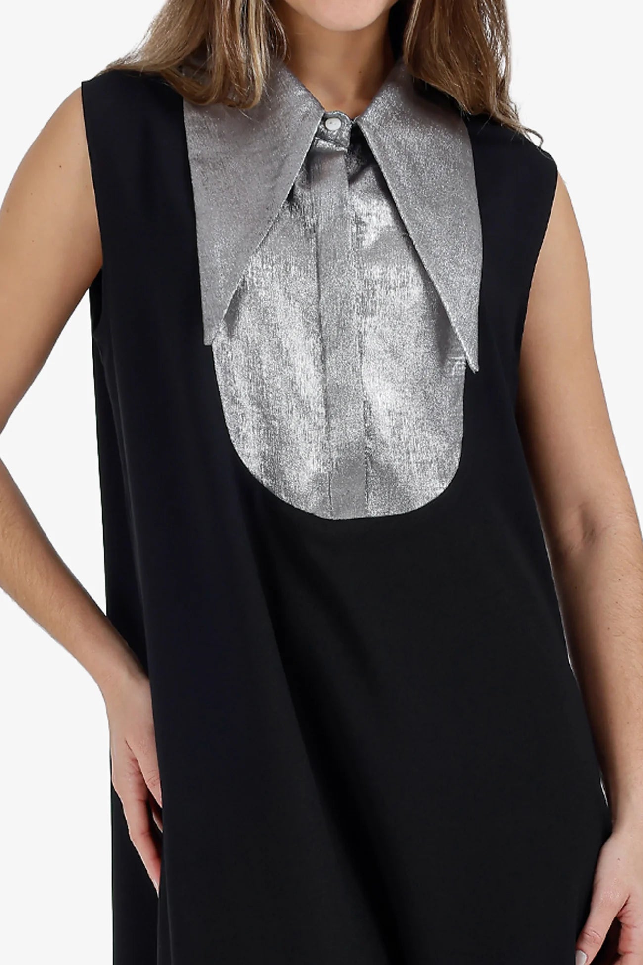 فستان ماكسي بياقة متباينة