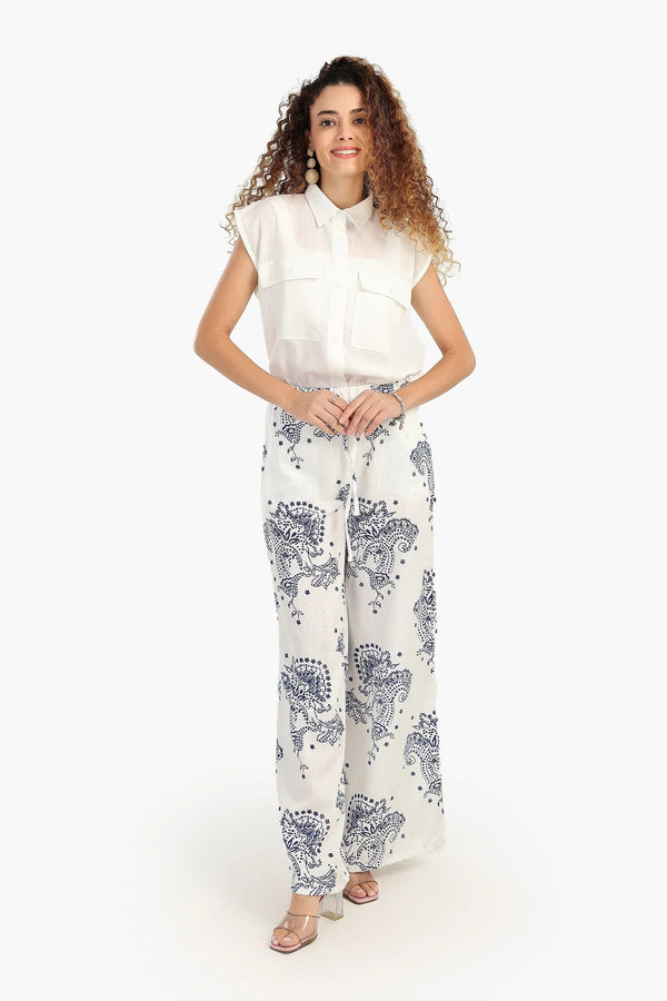 Sleeveless shirt with front pockets