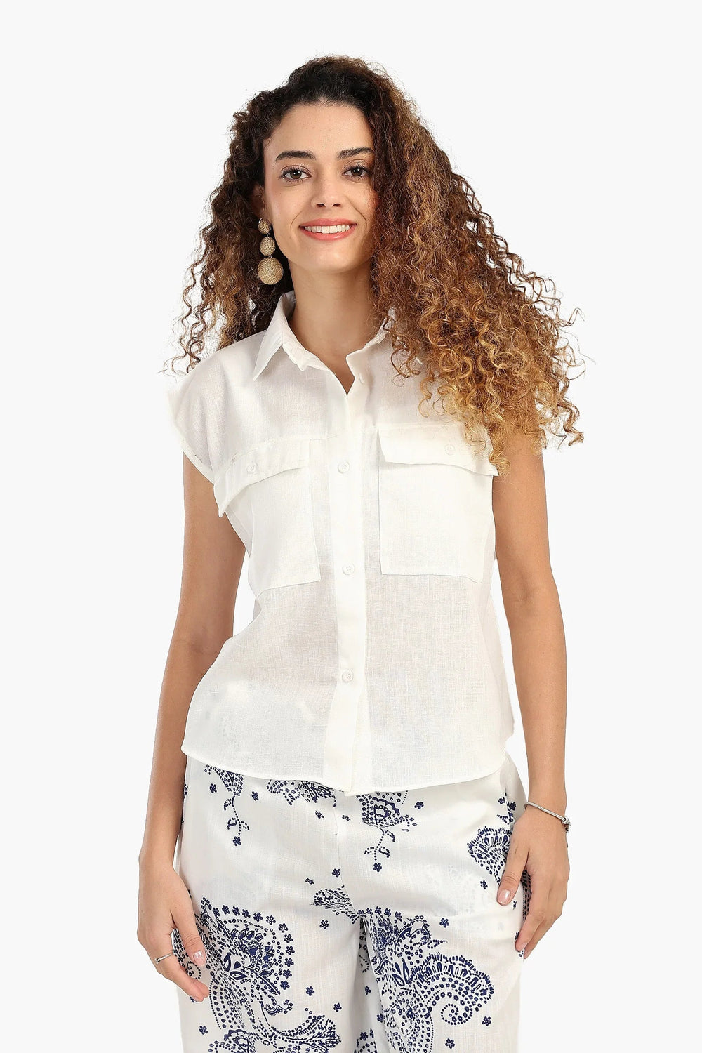 Sleeveless shirt with front pockets