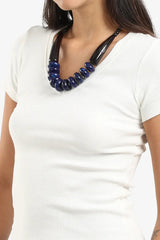 بلوزة ضيقة بفتحة رقبة على شكل حرف V