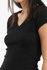 بلوزة ضيقة بفتحة رقبة على شكل حرف V