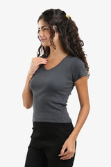 بلوزة ضيقة بفتحة رقبة على شكل حرف V