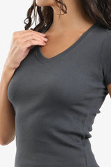 بلوزة ضيقة بفتحة رقبة على شكل حرف V