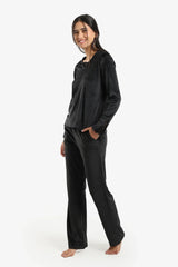 v طقم بيجامة برقبة على شكل حرف