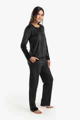 v طقم بيجامة برقبة على شكل حرف