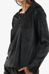 v طقم بيجامة برقبة على شكل حرف