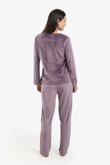 v طقم بيجامة برقبة على شكل حرف