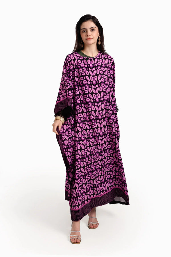 عباية بطبعة باكمام طويلة مزينة بالريش - Carinasaudi.com