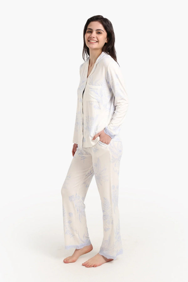 Long-sleeved pajamas with a floral print