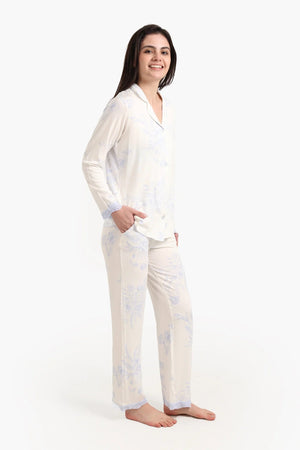 Long-sleeved pajamas with a floral print