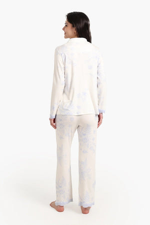 Long-sleeved pajamas with a floral print