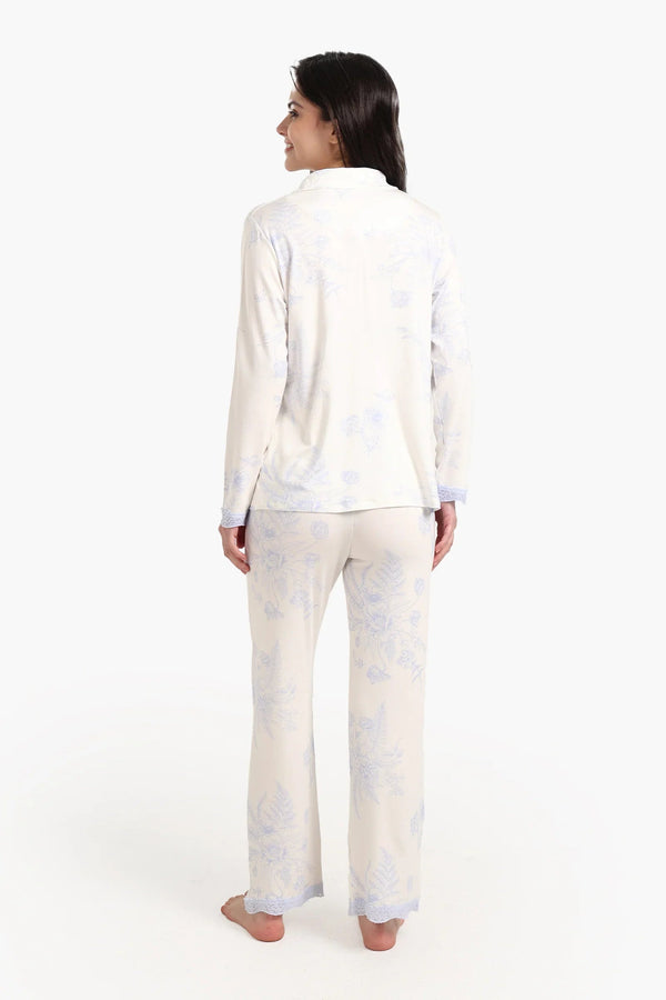 Long-sleeved pajamas with a floral print