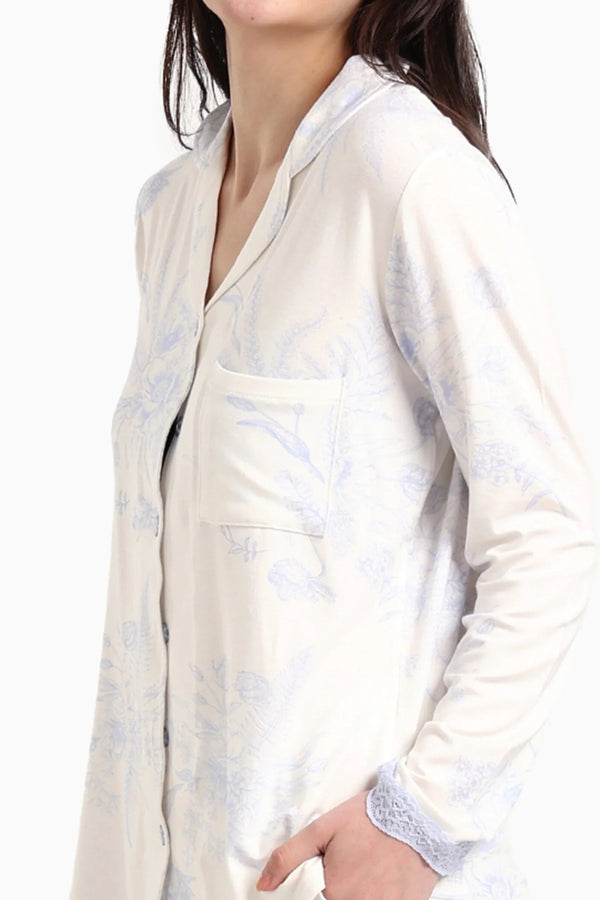 Long-sleeved pajamas with a floral print