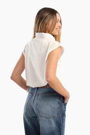 Sleeveless shirt with front pockets