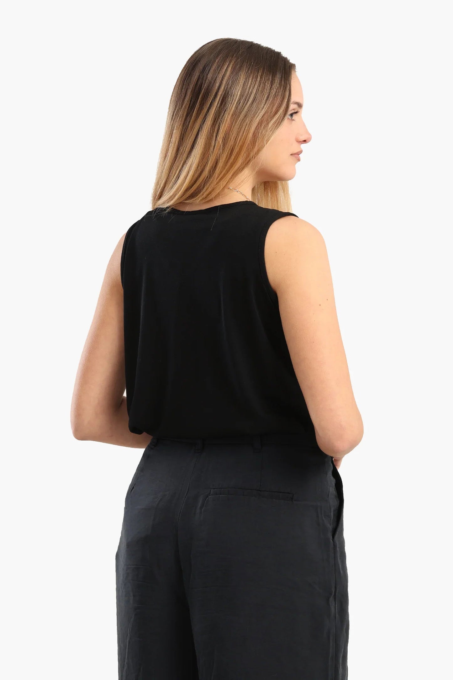 بلوزة بدون أكمام ورقبة على شكل حرف V - Carinasaudi.com