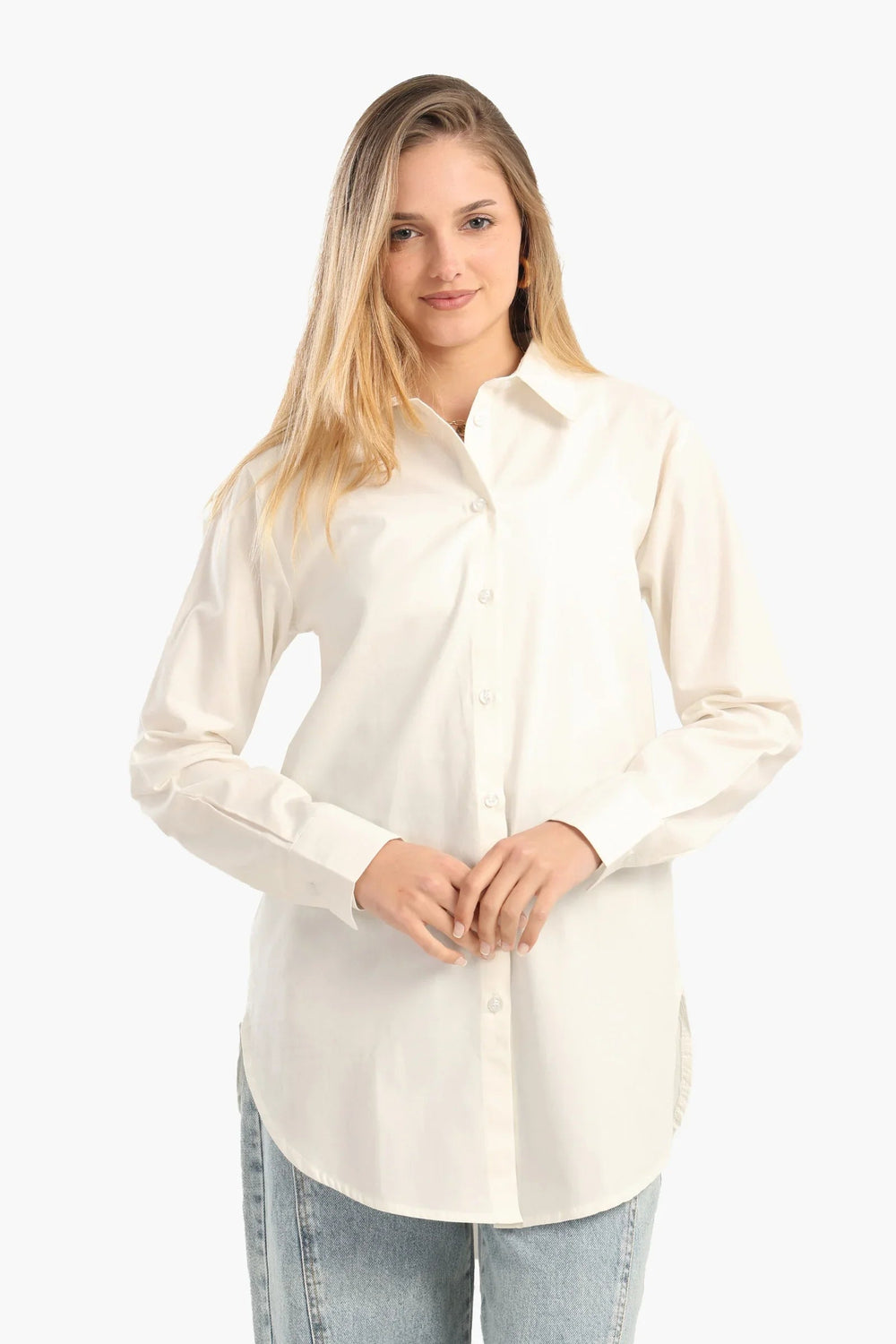 Mid-length, long-sleeved shirt