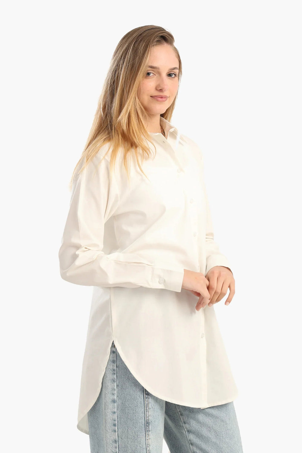 Mid-length, long-sleeved shirt