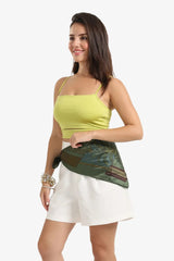 بلوزة بفتحة أمامية عند الخصر