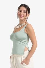 بلوزة بياقة دائرية على شكل قلب