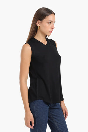 V-neck sleeveless T-shirt