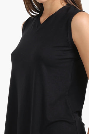 V-neck sleeveless T-shirt