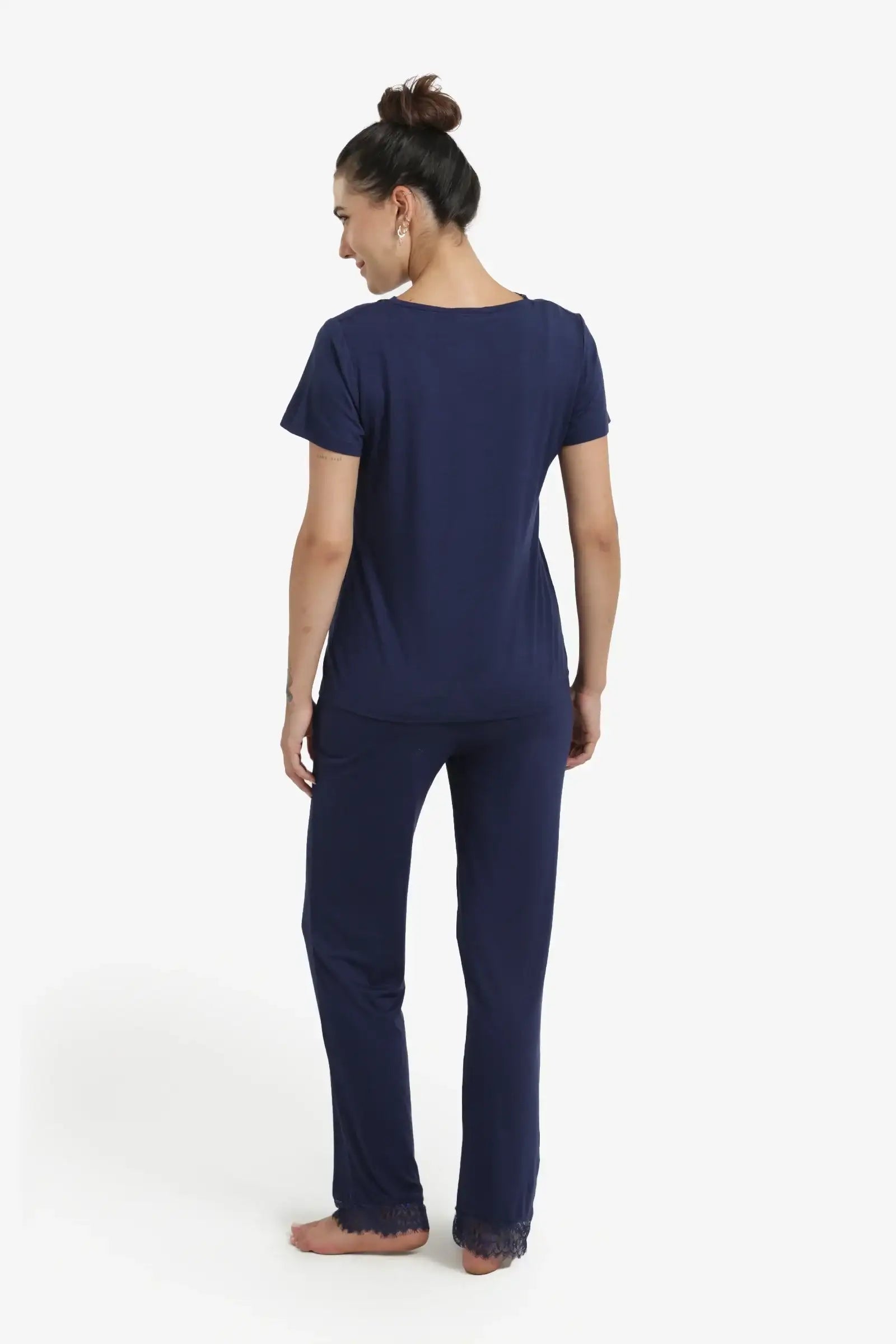 طقم بيجامة بحواف دانتيل