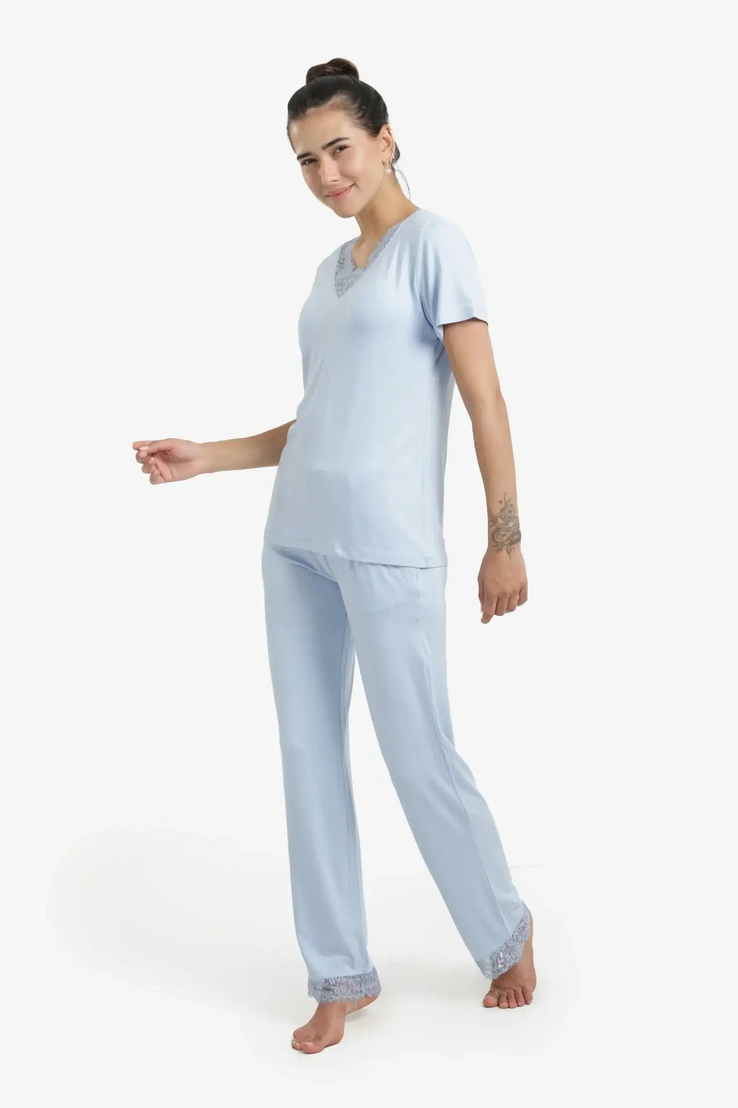 طقم بيجامة بحواف دانتيل