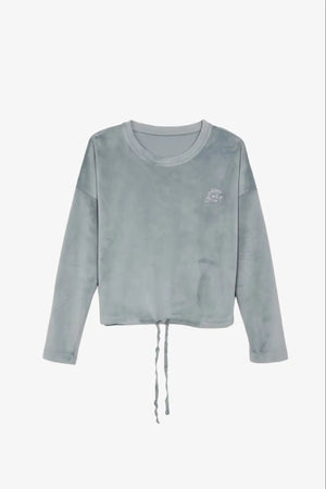 طقم بيجاما مطرز بشعار