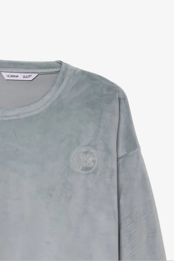 طقم بيجاما مطرز بشعار