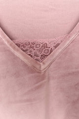 v طقم بيجامة برقبة على شكل حرف