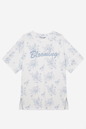 قميص نوم بطبعة ورد وعبارة "Blooming" – قصة مريحة